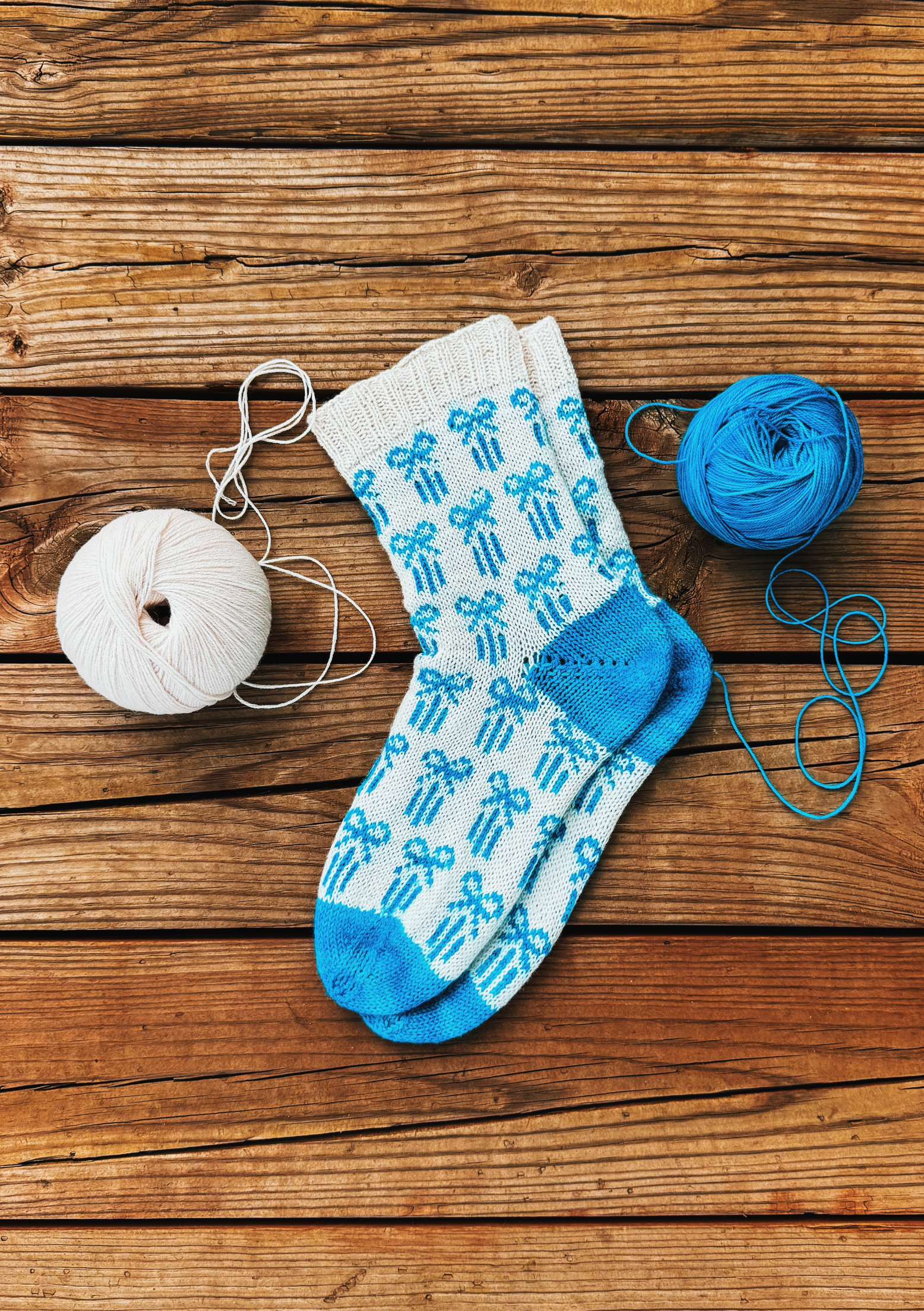 Sweet Bow Socks Knitting Pattern Two Color colorwork (Digital Download)
